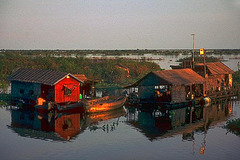 Housing on the water surface of the Tonlé Sap