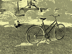 Vélo de fantôme avec marmite et VW /   VW with big pot and ghost bike -  Dans ma ville  /  Hometown.  17 juillet 2009  - Effet de négatif + changement de couleurs et vintage / Photo ancienne