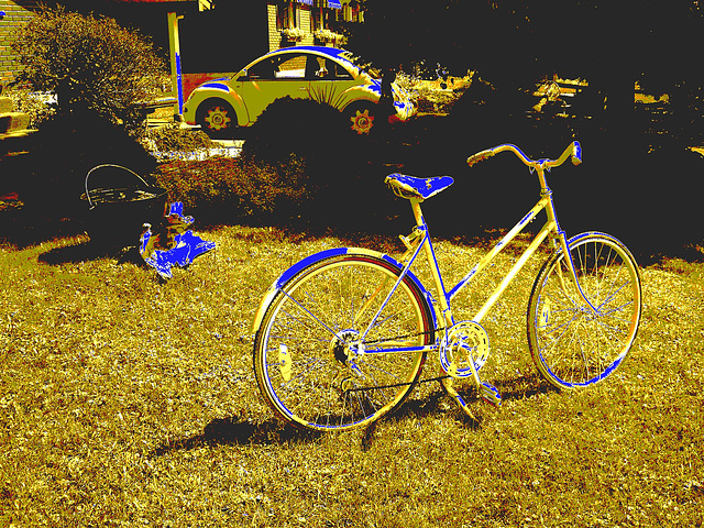Vélo de fantôme avec marmite et VW /  VW with big pot and ghost bike -  Dans ma ville  /  Hometown.  17 juillet 2009 - Sepia et changement de couleur