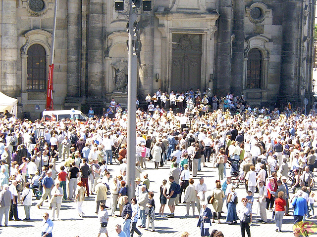 2003-05-04 .04 Dresdeno, sonorilokonsekrado