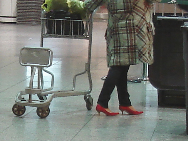 La Dame aux escarpins rouges /  Lady in red heels -  Montreal airport /  Aéroport de Montréal -  15 Novembre 2008  - Anonyme / Anonymous