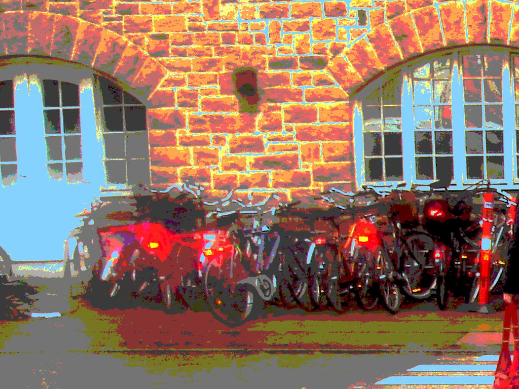 Vélos danois près de la gare / Annette's polser danish bikes. Copenhagen. 26-10-2008 - Version postérisée