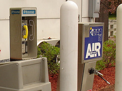 Phone & air  / Téléphone aéré postérisé.  Newport. Vermont.  USA.  23 mai 2009