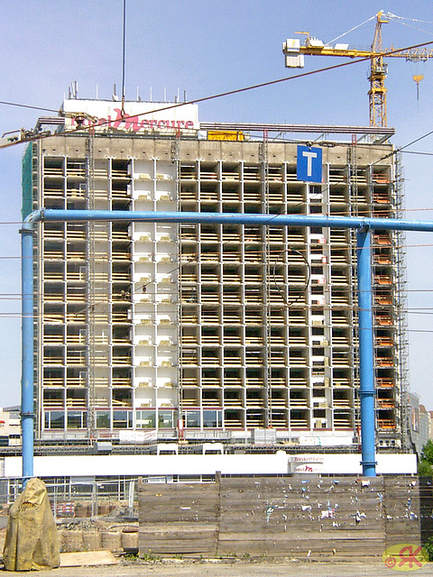 2003-05-04 hotelo Newa-Mercure dum rekonstruado 01
