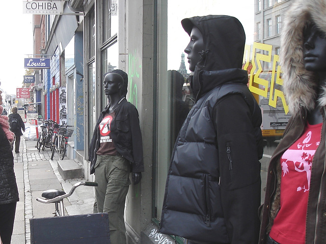 Mannequins de Dames noires chauves en zone libre /  Free zone bald head black Ladies dummies -  Copenhague / Copenhagen.   Octobre 2008