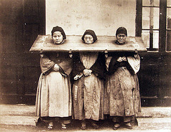 Tri punitaj inoj, Ĉinio, anonima foto, ĉirkaŭ 1875