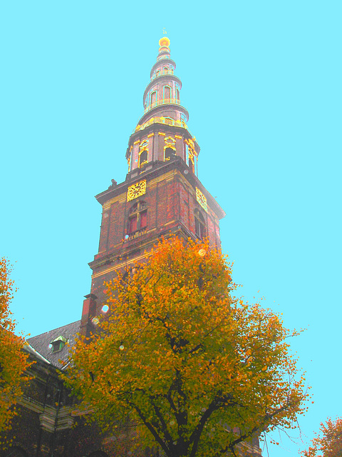 Horloge et clocher /  Clock and church tower.   Copenhague / Copenhagen.  26 octobre 2008-  Ciel bleu photofiltré