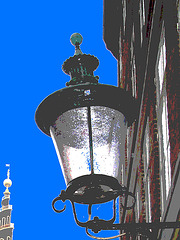 Lampadaire et clocher / Street lamp and church tower.  Copenhague / Copenhagen.  26 octobre 2008 -  Ciel bleu photofiltré et postérisation