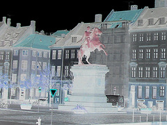 Cavalier sculptural /  Horse rider sculpture area.   Copenhague.  26-10-2008- Négatif