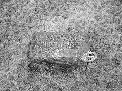 Mountain view cemetery. Saranac lake area.  NY. USA . March 29th 2009- Ruine funéraire / Funeral ruin - B & W
