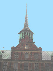 Clocher tordu /  Twisted church tower.  Copenhague.  26 octobre 2008 - Ciel bleu ajouté