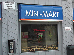Scène de Mini-Mart /  Mini-Mart entrance.  Newport, Vermont   USA / États-Unis.  23 mai 2009