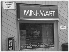Scène de Mini-Mart /  Mini-Mart entrance.  Newport, Vermont   USA / États-Unis.  23 mai 2009- N & B