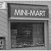 Scène de Mini-Mart /  Mini-Mart entrance.  Newport, Vermont   USA / États-Unis.  23 mai 2009- N & B