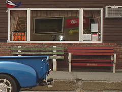 Bancs et derrière de camion bleu /  Benches and blue rear truck.   Brighton.  USA.   23 -05-2009-  Yes we're open.