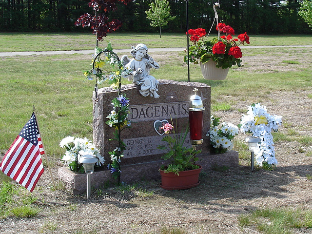 Cimetière St-Charles / St-Charles cemetery -  Dover , New Hampshire ( NH) . USA.   24 mai 2009 -  Dagenais et son garde du corps - Body guard