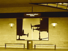 Décor aéroportuaire / Kobenhavns lufthavns Kastrup airport scenery - Copenhagen.  20-10-2008-  Sepia