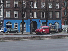 Le camion rouge NNC et la façade bleue /  NNC red truck & blue façade.  Copenhague.  20-10-2008