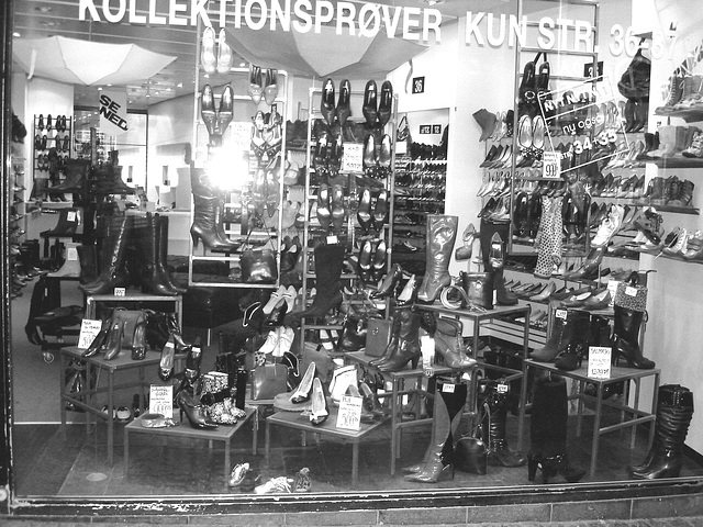 KOLLEKTIONSPROVER  KUN STR. 36-37 - Lèche-vitrines podoérotique NYT / NYT erotic footwears window display.  Copenhague. 26-10-2008 - N & B