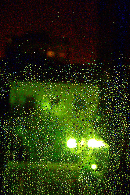 pluvo post vitrotabulo - Regen hinter der Glasscheibe