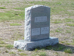 Cimetière St-Charles / St-Charles cemetery -  Dover , New Hampshire ( NH) . USA.   24 mai 2009 - Buzzell ne buzz plus / Buzzell doesn't buzz anymore.