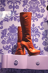 Vitrine podoérotique / Podoerotic shoes window store - PARIS  21 août 2009  -  Cadeau de mon Amie Simona avec permission. - Bottes à talons aiguilles..  Photo originale