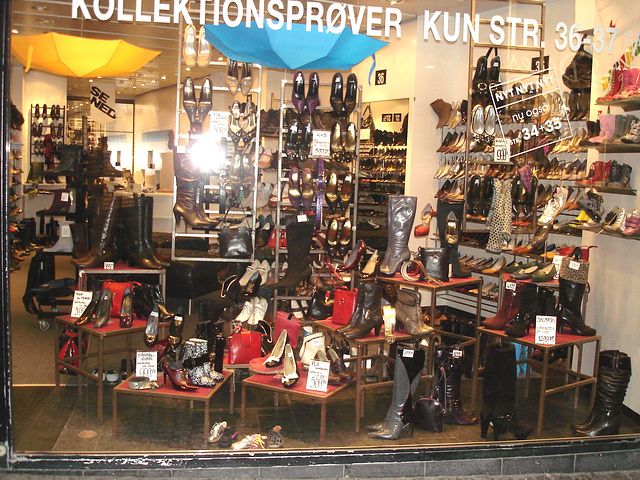 KOLLEKTIONSPROVER  KUN STR. 36-37  - Lèche-vitrines podoérotique NYT / NYT erotic footwears window display.  Copenhague. 26-10-2008