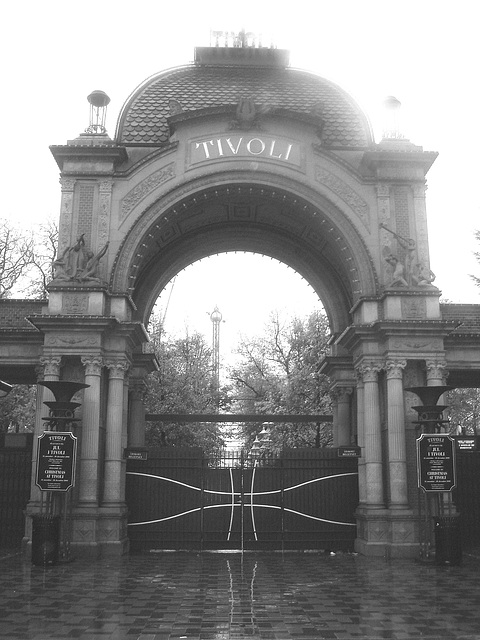 Entrée du parc Tivoli / Tivoli park entrance.  Copenhagen. 26-10-2008 -  N & B
