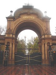 Entrée du parc Tivoli / Tivoli park entrance.  Copenhagen. 26-10-2008