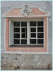 altes Fenster mit Roccaille Stuckverzierung