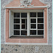 altes Fenster mit Roccaille Stuckverzierung