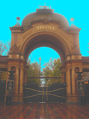 Entrée du parc Tivoli / Tivoli park entrance.  Copenhagen. 26-10-2008 -  Ciel bleu  photofiltré
