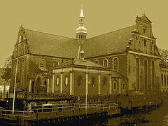 Église édifiante sur la rivière /  Towering church by the river way.   Copenhague 26-10-2008-  Postérisation sépiatisée