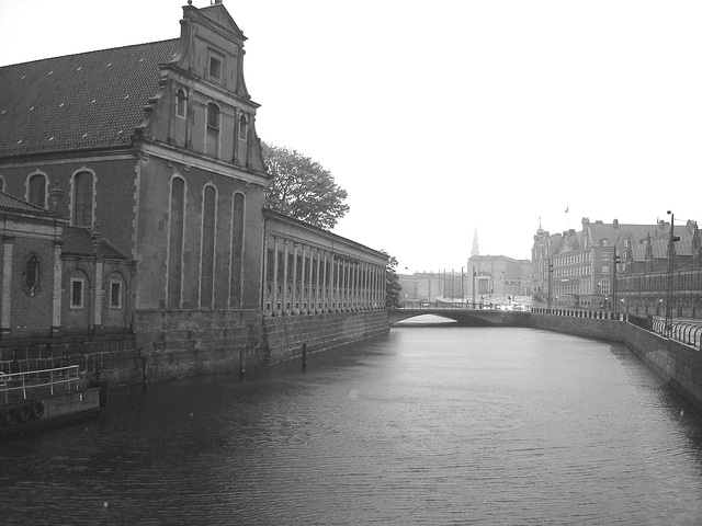 Église édifiante sur la rivière /  Towering church by the river way.   Copenhague 26-10-2008 -  N & B