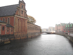 Église édifiante sur la rivière /  Towering church by the river way.   Copenhague 26-10-2008