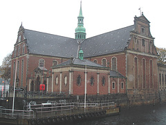 Église édifiante sur la rivière /  Towering church by the river way.   Copenhague 26-10-2008