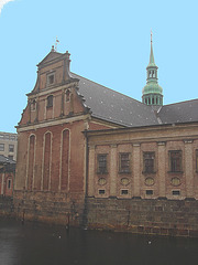 Église édifiante sur la rivière /  Towering church by the river way.   Copenhague 26-10-2008 -  Ciel bleu photofiltré
