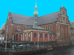 Église édifiante sur la rivière /  Towering church by the river way.   Copenhague 26-10-2008 - Ciel bleu  photofiltré