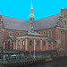 Église édifiante sur la rivière /  Towering church by the river way.   Copenhague 26-10-2008 - Ciel bleu  photofiltré