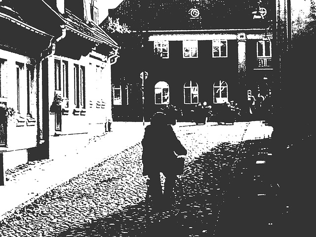 Cycliste sur pavé de cailloux / Biker on narrow cobblestone street - Ängelholm, Suède / Sweden. 23 octobre 2008- Négatif bichromie en noir et blanc Cycliste sur pavé de cailloux / Biker on narrow cobblestone street - Ängelholm, Suède / Sweden. 23 octobre 2008- Négatif bichromie en noir et blanc