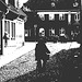 Cycliste sur pavé de cailloux /  Biker on narrow cobblestone street -  Ängelholm, Suède / Sweden.  23 octobre 2008-  Négatif bichromie en noir et blanc