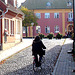 Cycliste sur pavé de cailloux /  Biker on narrow cobblestone street -  Ängelholm, Suède / Sweden.  23 octobre 2008