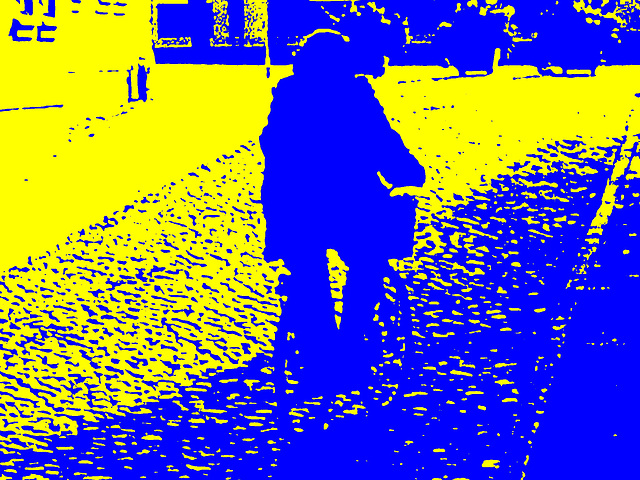 Cycliste sur pavé de cailloux / Biker on narrow cobblestone street - Ängelholm, Suède / Sweden. 23 octobre 2008 - Bichromie en bleu & jaune Cycliste sur pavé de cailloux / Biker on narrow cobblestone street - Ängelholm, Suède / Sweden. 23 octobre 2008 - Bichromie en bleu & jaune