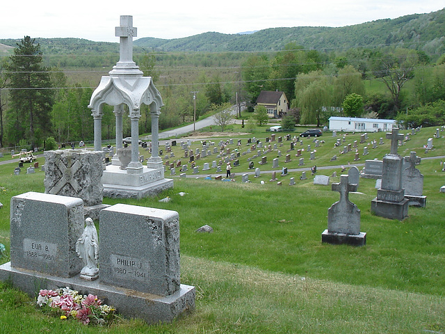 Cimetière pittoresque / Picturesque cemetery -   Newport, Vermont.  USA  /  États-Unis.   23 mai 2009
