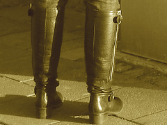 La Blonde aux billets de trains en jeans serrées et bottes sexy à talons trapus /  Biljetter blond in chunky heeled sexy boots & jeans - Sepia