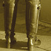 La Blonde aux billets de trains en jeans serrées et bottes sexy à talons trapus /  Biljetter blond in chunky heeled sexy boots & jeans - Sepia