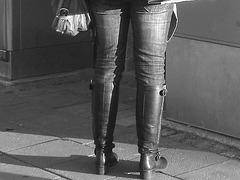 La Blonde aux billets de trains en jeans serrées et bottes sexy à talons trapus /  Biljetter blond in chunky heeled sexy boots & jeans - N & B