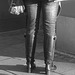 La Blonde aux billets de trains en jeans serrées et bottes sexy à talons trapus /  Biljetter blond in chunky heeled sexy boots & jeans - N & B