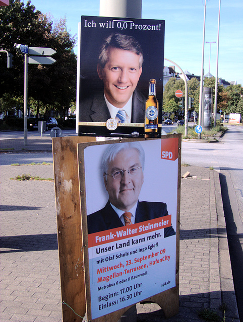 Bierwerbung über Wahlwerbeplakat ("I want 0,0 percent!"- advertising for non-alcoholic beer quite above election advertising poster)