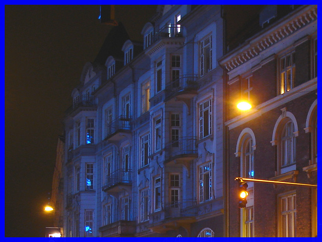Plakat shop night façade / Autobus et édifice bleu - Copenhague.  19 octobre 2008 - Bleu Nuit